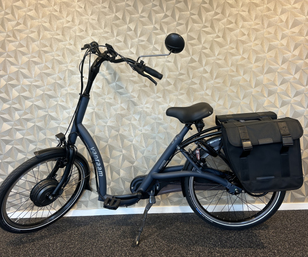 Van Raam Balance | 2025 | Lage instapfiets met voeten op grond - Driewielfietsen